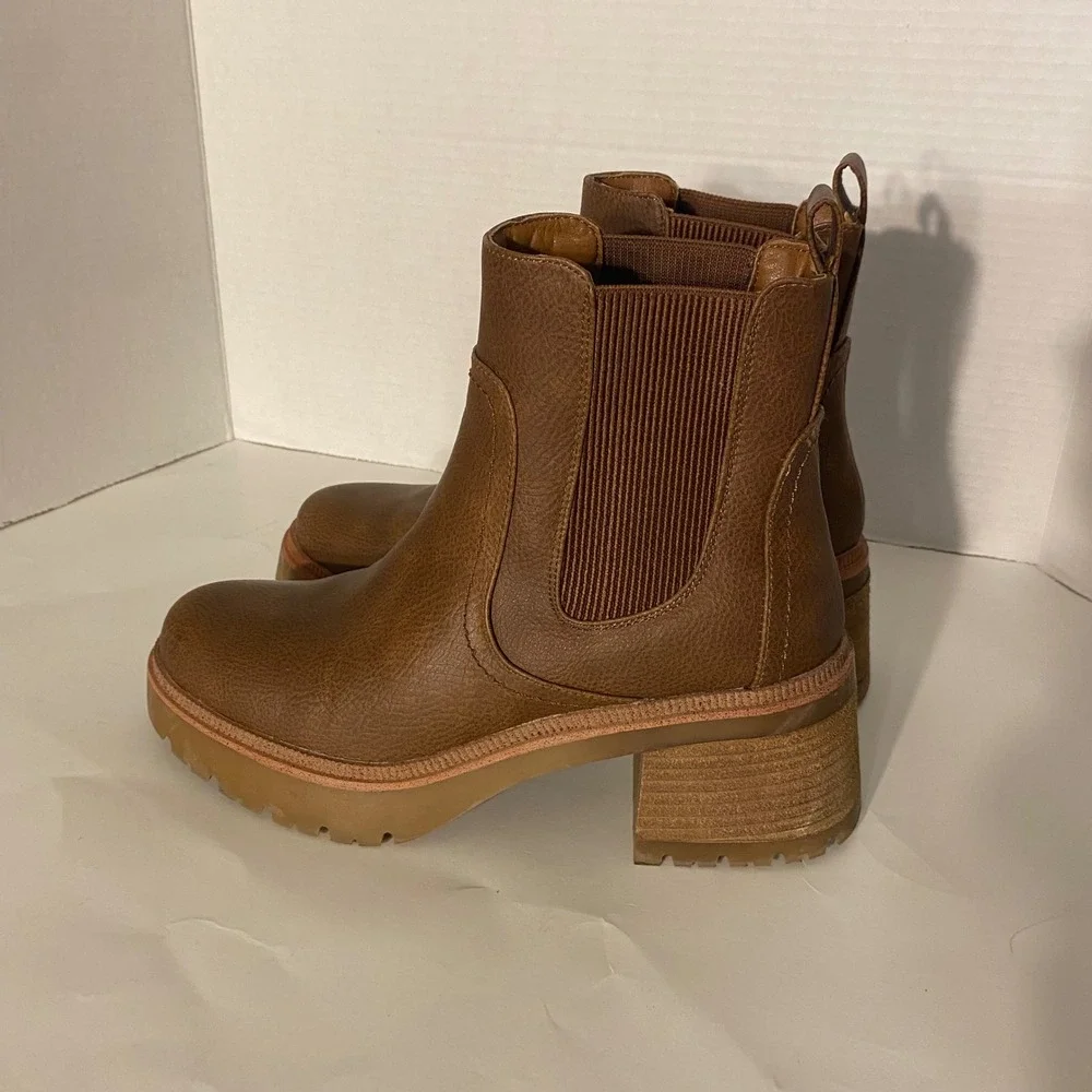 MIA Irie Chelsea Boots 7.5M Brown Chunky Ankle Lug Sole Platform Fall Utility